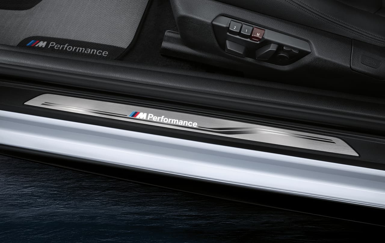 Los detalles de las puertas abundan en las opciones de BMW, como estos paneles con luces LED con la leyenda “M Performance” luminosa.