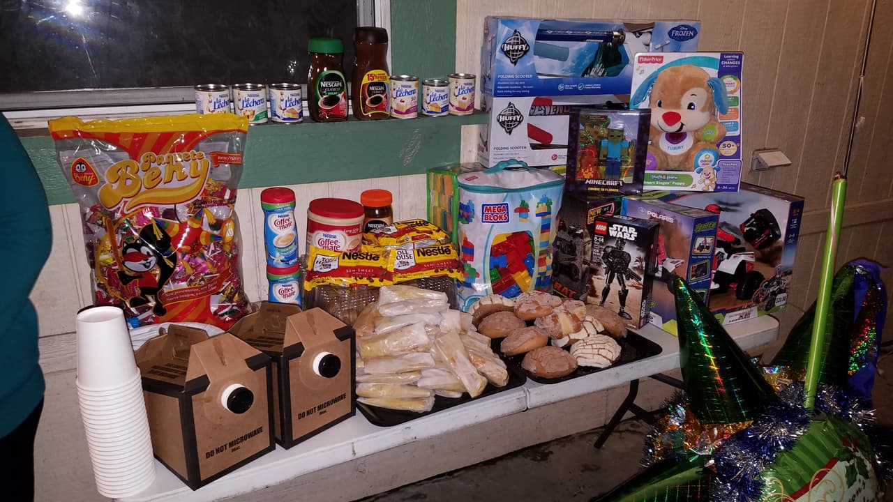 La familia Morales recibió productos de Nestle gratis, inclyendo 
<i>Nescafe Clasico, Nestle Coffee Mate, Nestle La Lechera y Nestle Toll House</i>, ¡así como juguetes para los niños!