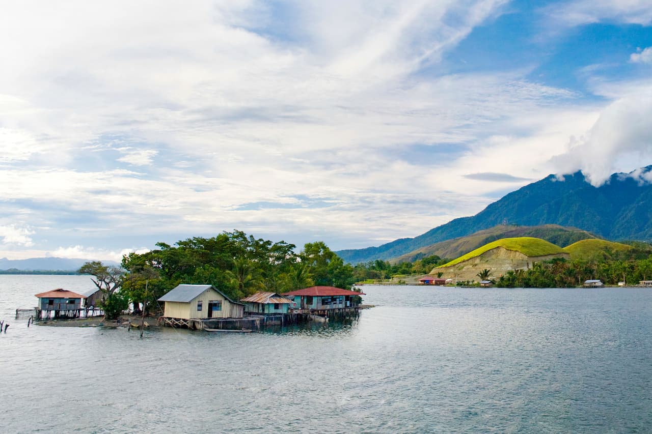 <b>Puesto 9. Papua Nueva Guinea</b>
<br>
<br>
<b>Índice de belleza natural: 6.39 puntos.</b>
<br>
<br>
<b>Superficie terrestre: 452,860 km2.</b>
<br>
<br>
<b>Áreas Protegidas: 12.59 por cada 100,000 km2.</b>
<br>
<br>Este país insular en Oceanía se destaca por larga línea costera y su inmenso bosque tropical, de unos 300,000 km2. Además tiene más de 13,000 km2 de arrecifes coralinos, 17 volcanes y 31 montañas de más de 1,500 metros de altura.
<br>