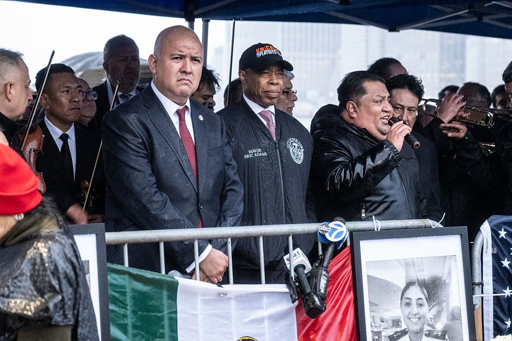 La ceremonia contó con la participación de funcionarios de alto nivel del gobierno local, incluyendo al alcalde Eric Adams, el comisionado del departamento de transporte Ydanis Rodríguez y el comisionado de asuntos de inmigrantes Manuel Castro.