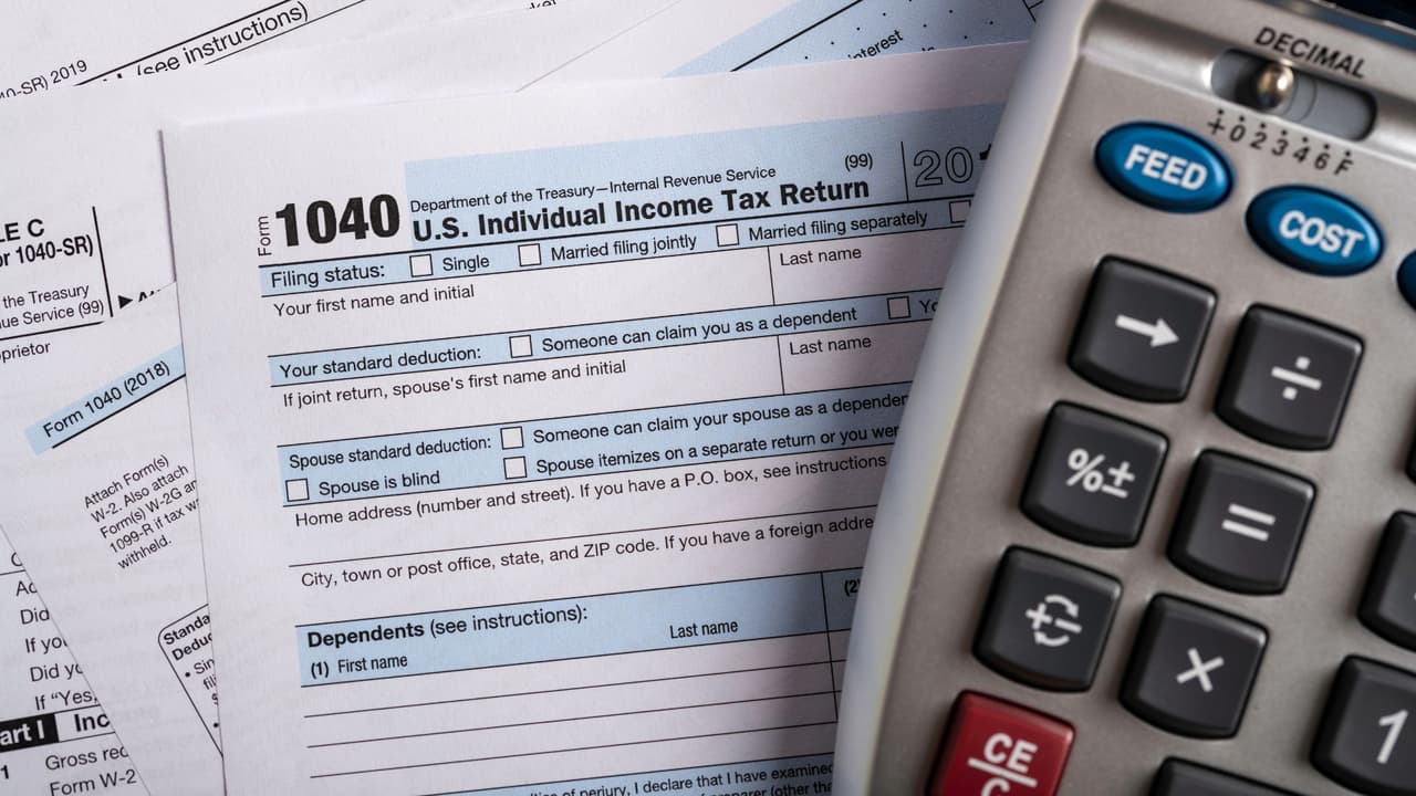 <h3 class="cms-H3-H3">Ejemplos de ayuda gratuita en Texas</h3> Estas organizaciones suelen operar centros VITA o TCE. Los horarios cambian cada año, por eso conviene confirmar antes de ir. 
<br>
<b>📍 Norte de Texas y Dallas - Fort Worth: </b>
<br>
<a href="https://www.dallascollege.edu/special-events/taxhelp/" target="_blank">Dallas College</a> ofrece ayuda gratuita en varios campus del área metropolitana. 
<br>
<a href="https://www.unitedwaytarrant.org/" target="_blank">United Way of Tarrant County</a> también coordina centros en Fort Worth y Arlington con atención gratuita. 
<br>
<b>📍 Houston:</b>
<br>
<a href="https://bakerripley.org/programs-and-services/tax-assistance/" target="_blank">BakerRipley</a> opera múltiples sedes y, en algunos casos, atención virtual. 
<br>
<b>📍 Austin y Centro de Texas:</b>
<br>
<a href="https://foundcom.org/austin-tax-help/" target="_blank">Foundation Communities</a> ofrece Prosper Tax Help, con sedes físicas y atención en español durante la temporada de impuestos. 
<br>👉🏻
<b> Adultos mayores:</b> 
<a href="https://www.aarp.org/money/taxes/aarp-taxaide/" target="_blank">AARP Foundation Tax Aide</a> opera centros TCE en distintas ciudades de Texas.