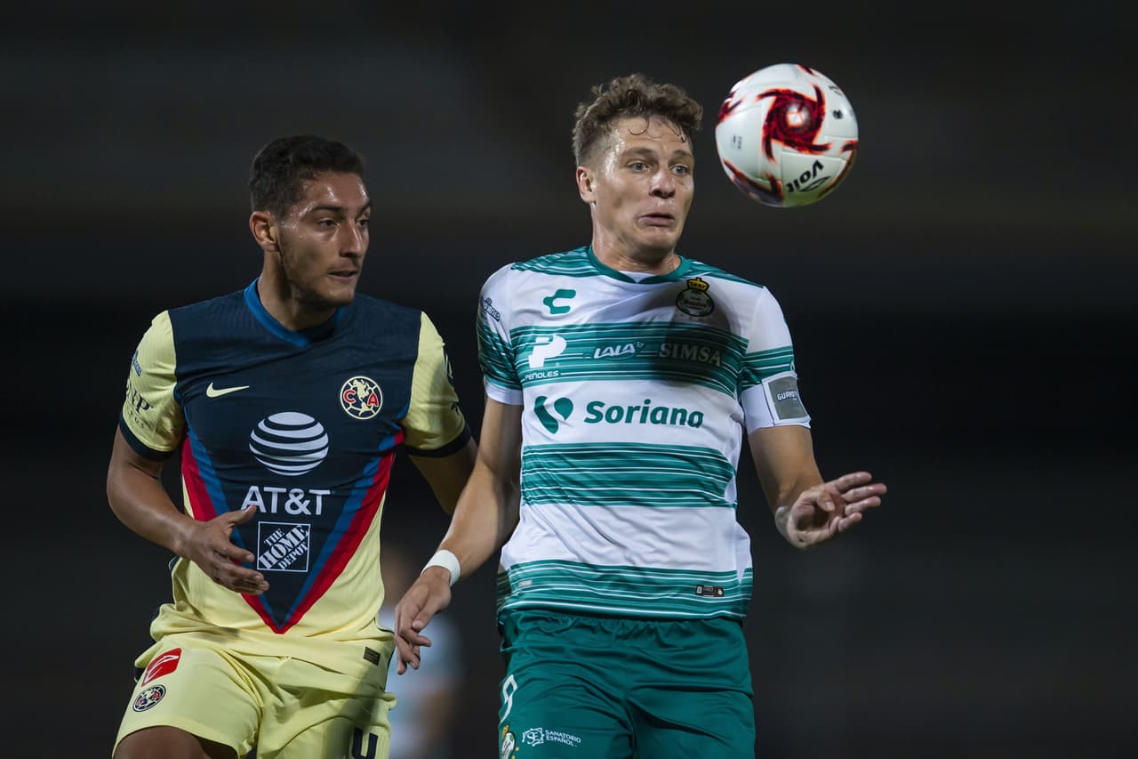 De la mano de Julio Furch, el Santos comienza a acercarse al arco de Guillermo Ochoa.