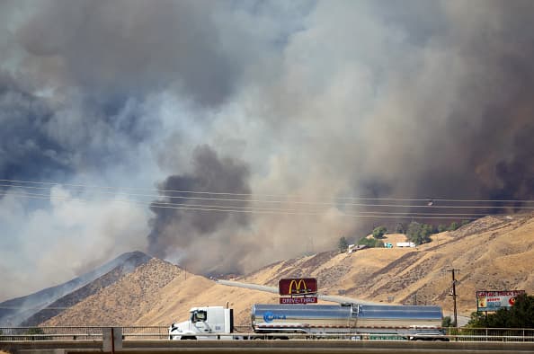 Al menos 4,650 acres ha devorado un incendio forestal surgido por las altas temperaturas este miércoles cerca de la Autopista 5 al norte de Los Ángeles.
<br>
