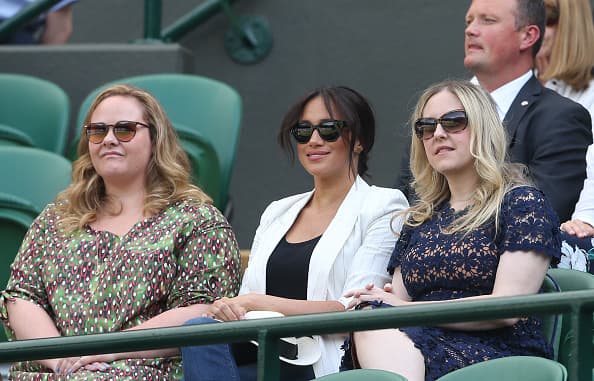 A Meghan se unieron sus amigas de la universidad Genevieve Hillis (izquierda) y Lindsay Roth (derecha), ésta última suena para ser
<b><a href="https://www.univision.com/famosos/esta-es-la-razon-por-la-que-harry-y-meghan-decidieron-mantener-en-secreto-a-los-padrinos-de-archie-fotos " target="_blank">madrina de Archie Harrison, según información de Daily Mail</a></b>. Al evento deportivo no asistió su esposo, el
<b><a href="https://www.univision.com/temas/principe-harry" target="_blank">príncipe Harry</a></b>.
<br>