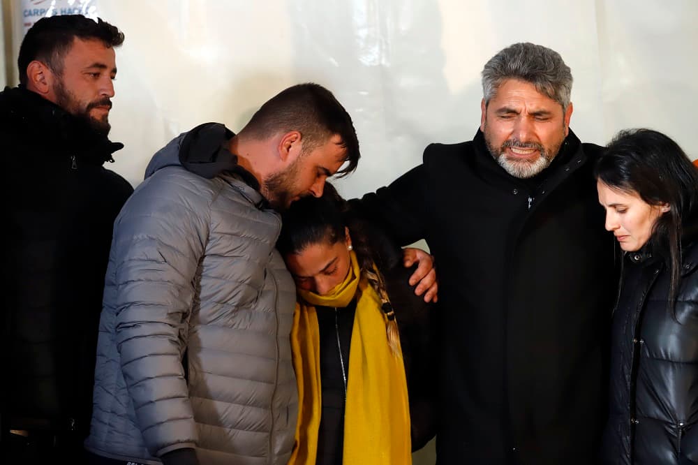 La familia (en la imagen, en el centro) esperan cerca del pozo para poder estar presentes cuando encuentren al niño. La familia espera que lo encuentren con vida.