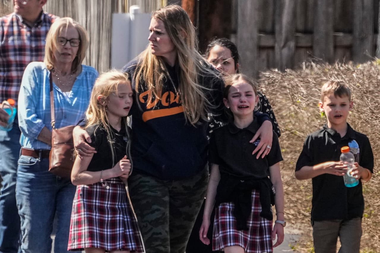 Una mujer fuertemente armada, un plan, tres niños y tres adultos muertos: así fue el tiroteo en una primaria de Nashville