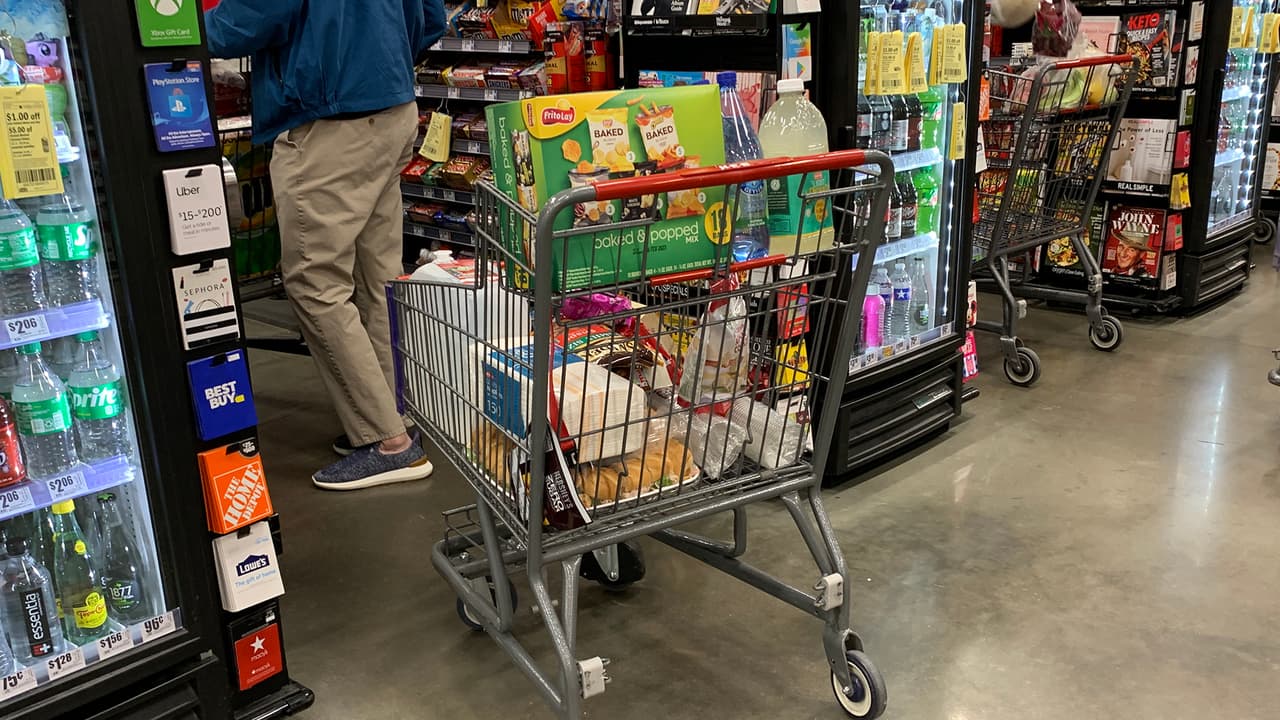 “Esta es una situación que está fuera del control de las familias por lo que no hay que entrar en pánico ni pensar que es el acabose o que los huevos van a subir a $10.00 porque el mercado, los productores y el gobierno están haciendo su esfuerzo para que esta situación se normalice”, resaltó el especialista financiero.