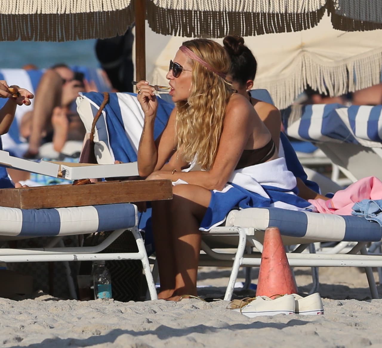 La intérprete de 'Arena y Sol' también se echó sus "antojitos".