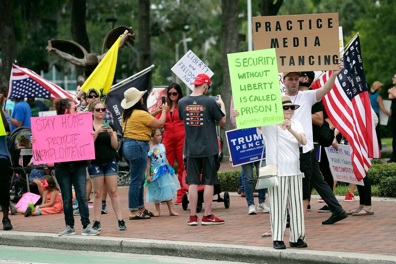 Manifestantes demandan la reapertura de empresas y el gobierno de Florida. Los ciudadanos se juntaron en el centro de Orlando, Florida, el viernes 17 de abril de 2020.