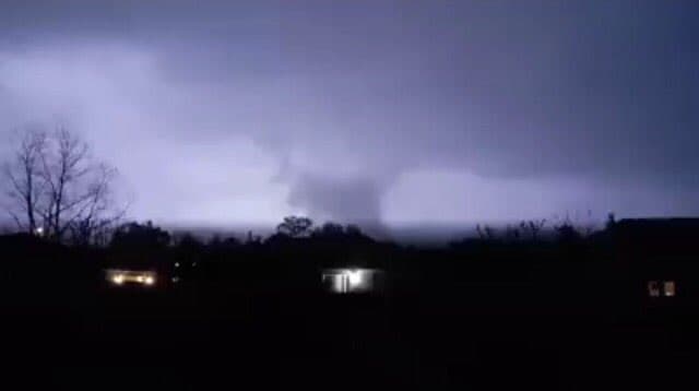 El paso de un tornado en Pensacola dejó varias casas destruidas y a miles de personas sin electricidad. El tornado habría viajado por unas dos millas.