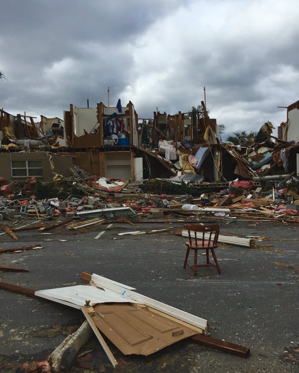 El paso de un tornado en Pensacola dejó varias casas destruidas y a miles de personas sin electricidad. El tornado habría viajado por unas dos millas.