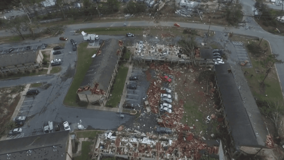 El paso de un tornado en Pensacola dejó varias casas destruidas y a miles de personas sin electricidad. El tornado habría viajado por unas dos millas.