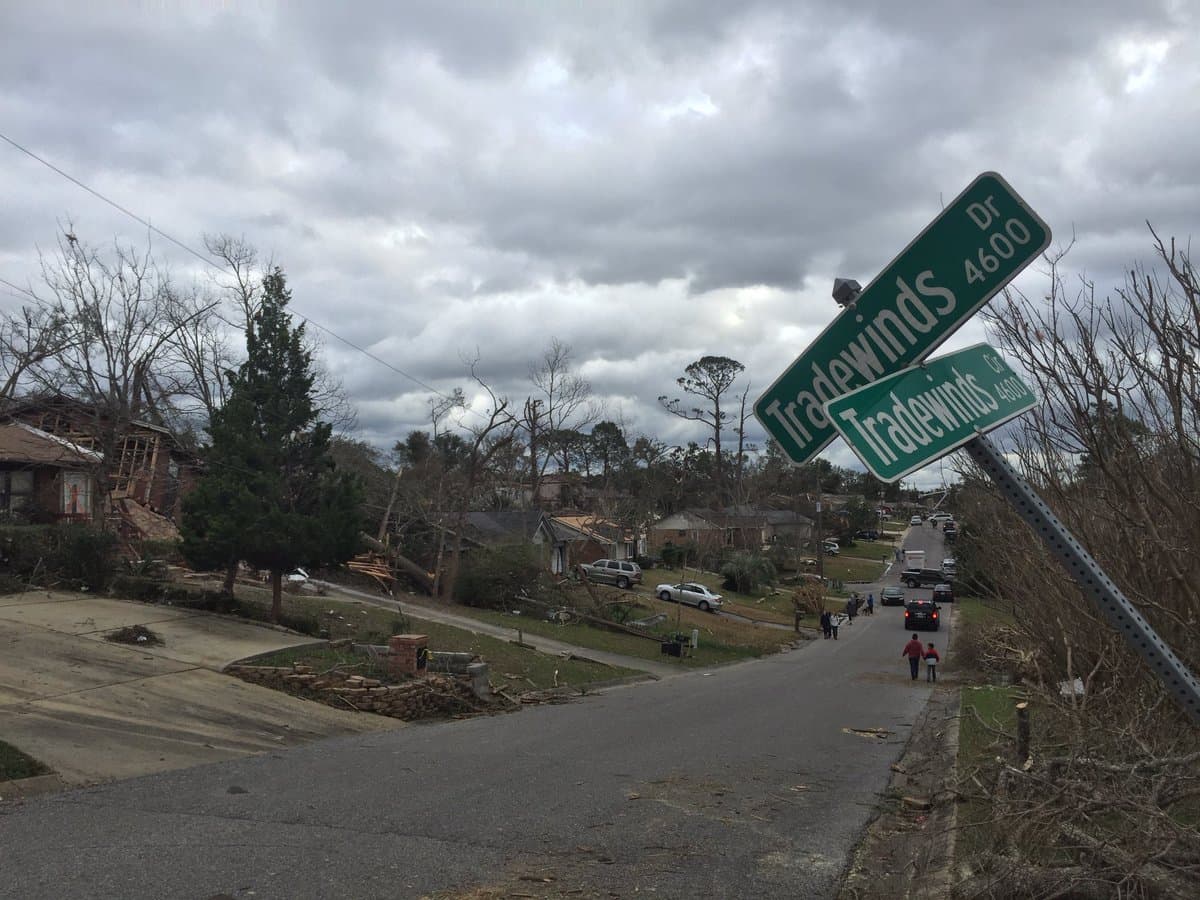 El paso de un tornado en Pensacola dejó varias casas destruidas y a miles de personas sin electricidad. El tornado habría viajado por unas dos millas.