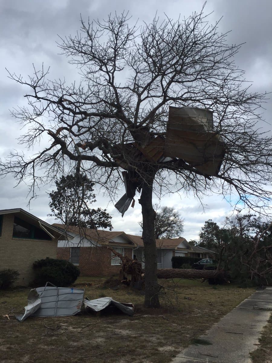 El paso de un tornado en Pensacola dejó varias casas destruidas y a miles de personas sin electricidad. El tornado habría viajado por unas dos millas.