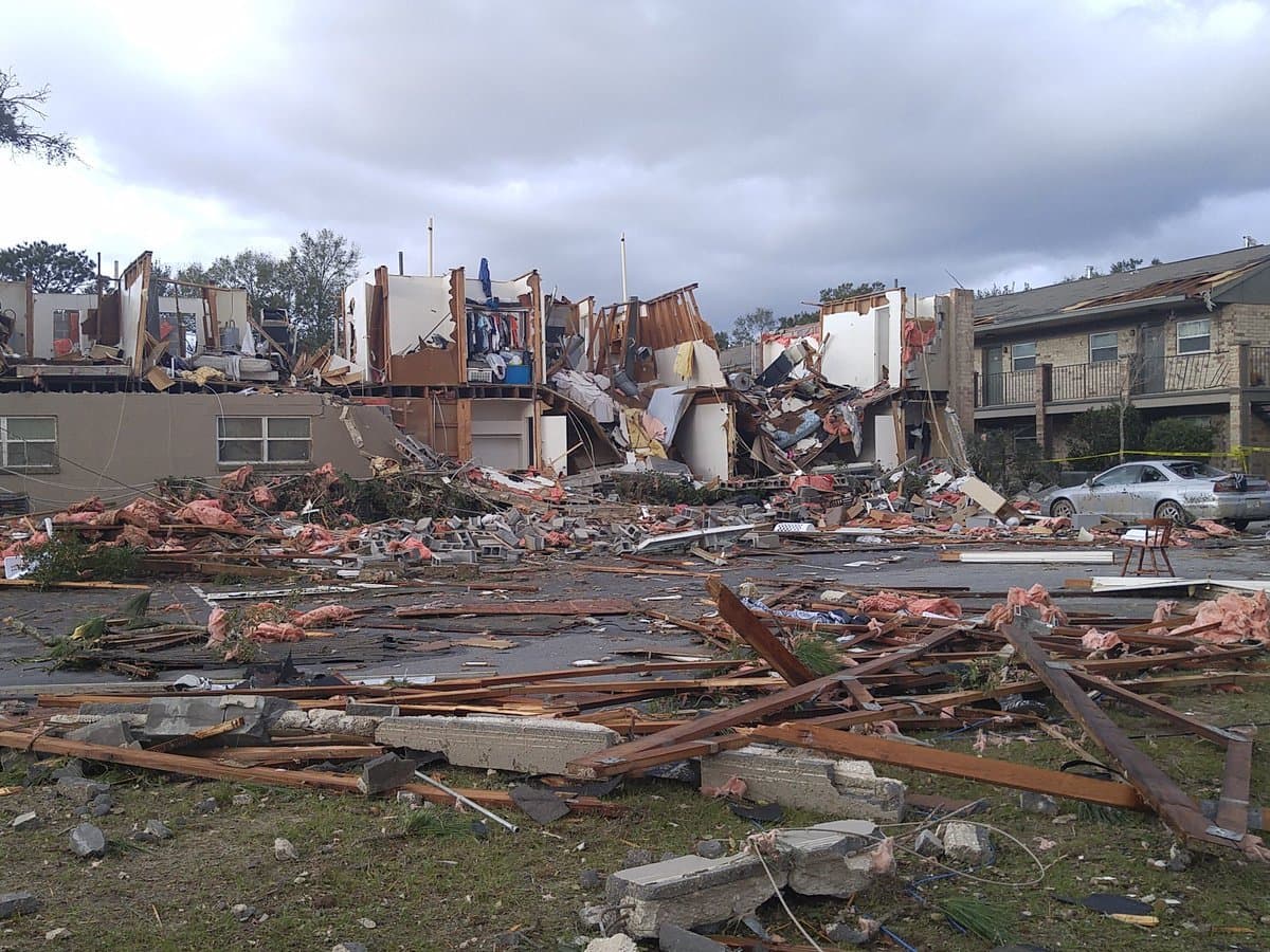 El paso de un tornado en Pensacola dejó varias casas destruidas y a miles de personas sin electricidad. El tornado habría viajado por unas dos millas.