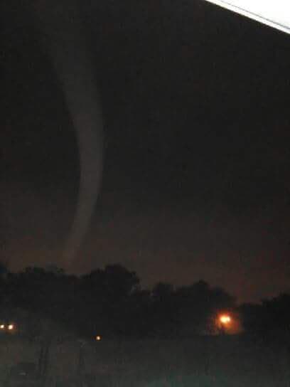 El paso de un tornado en Pensacola dejó varias casas destruidas y a miles de personas sin electricidad. El tornado habría viajado por unas dos millas.