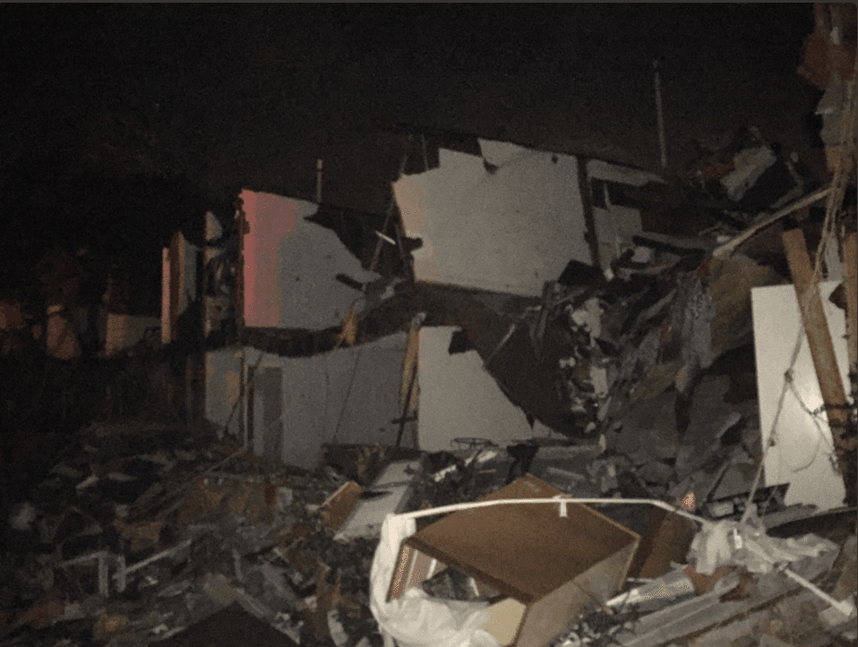 El paso de un tornado en Pensacola dejó varias casas destruidas y a miles de personas sin electricidad. El tornado habría viajado por unas dos millas.