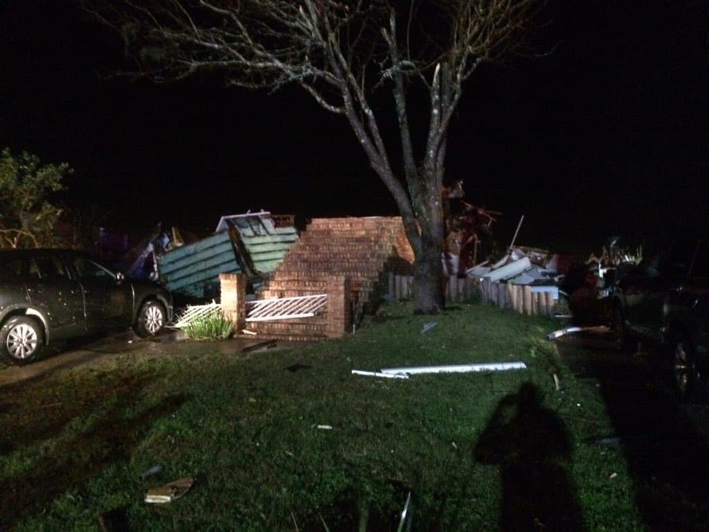 El paso de un tornado en Pensacola dejó varias casas destruidas y a miles de personas sin electricidad. El tornado habría viajado por unas dos millas.