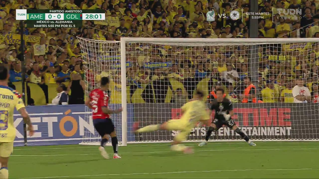 ¡Qué cerca pasó el balón! Jiménez observó la pelota que se fue de lado