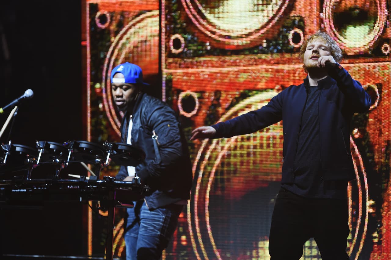 El cantante además aprovechó el escenario para mostrar su talento.