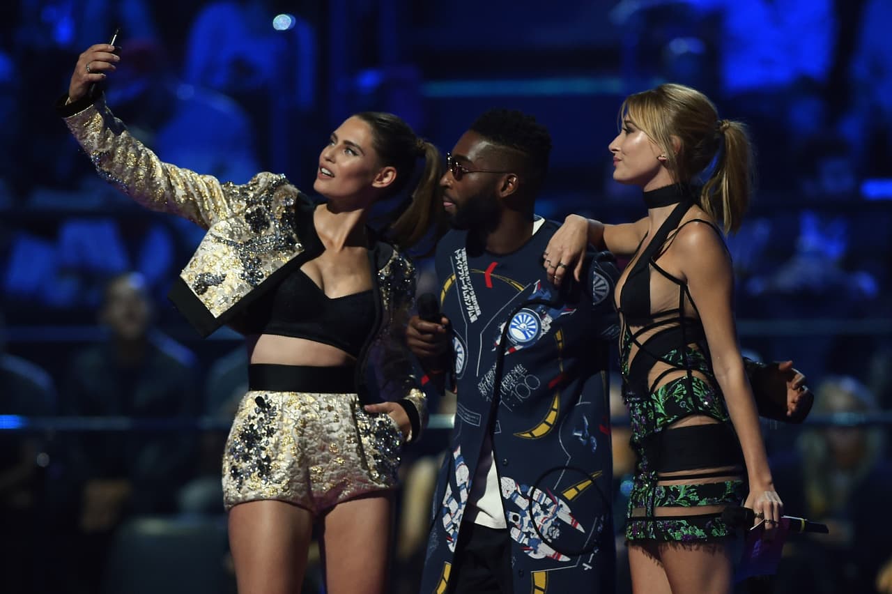 Y no conforme con ello, robó protagonismo a los cantantes al lado de Bianca Balti y Tinie Tempah al entregar un premio donde aprovecharon para tomarse una selfie.