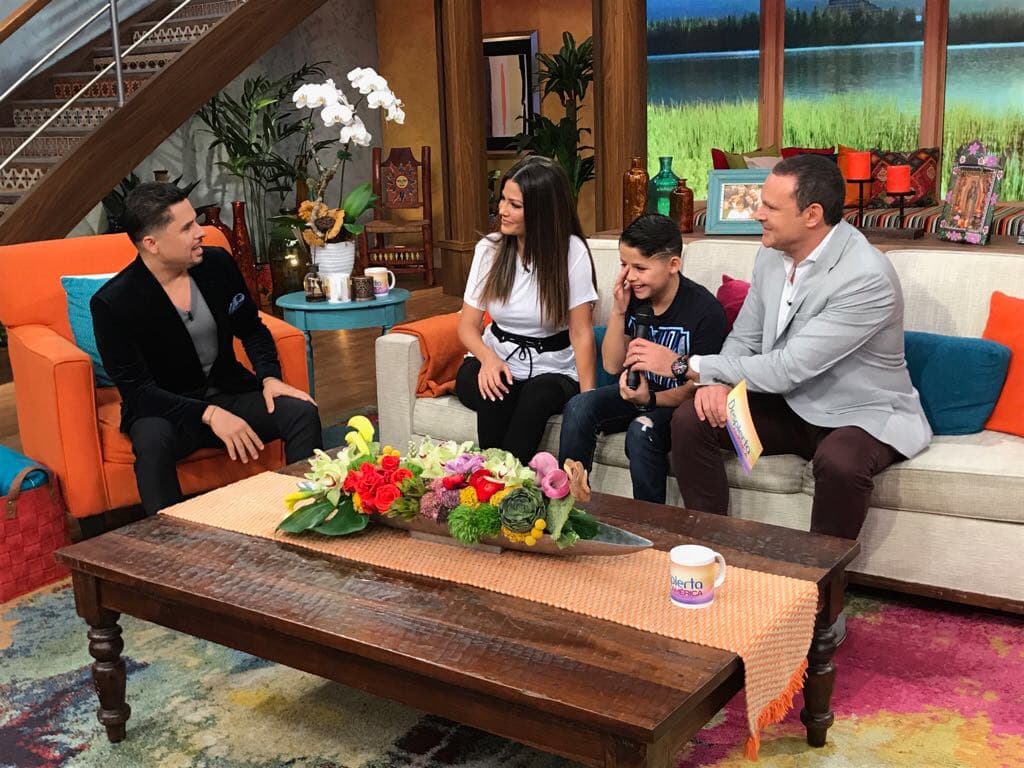 El cantante luce un look igual, para él es muy importante convivir con ellos.