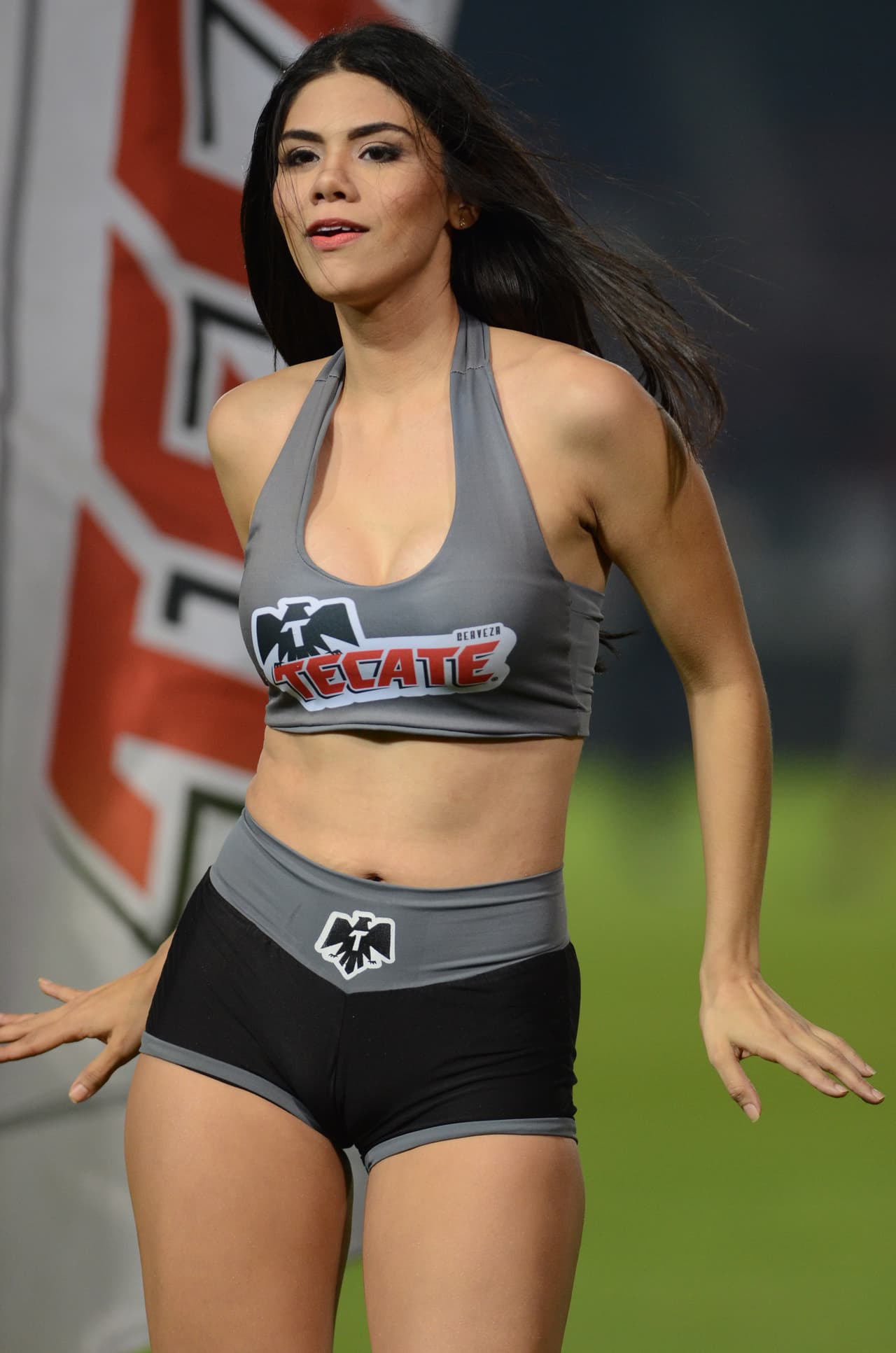 El duelo entre Tiburones y Gallos se vio engalanado por la hermosura de sus mujeres que levantaron suspiros en el Luis 'Pirata' Fuente.