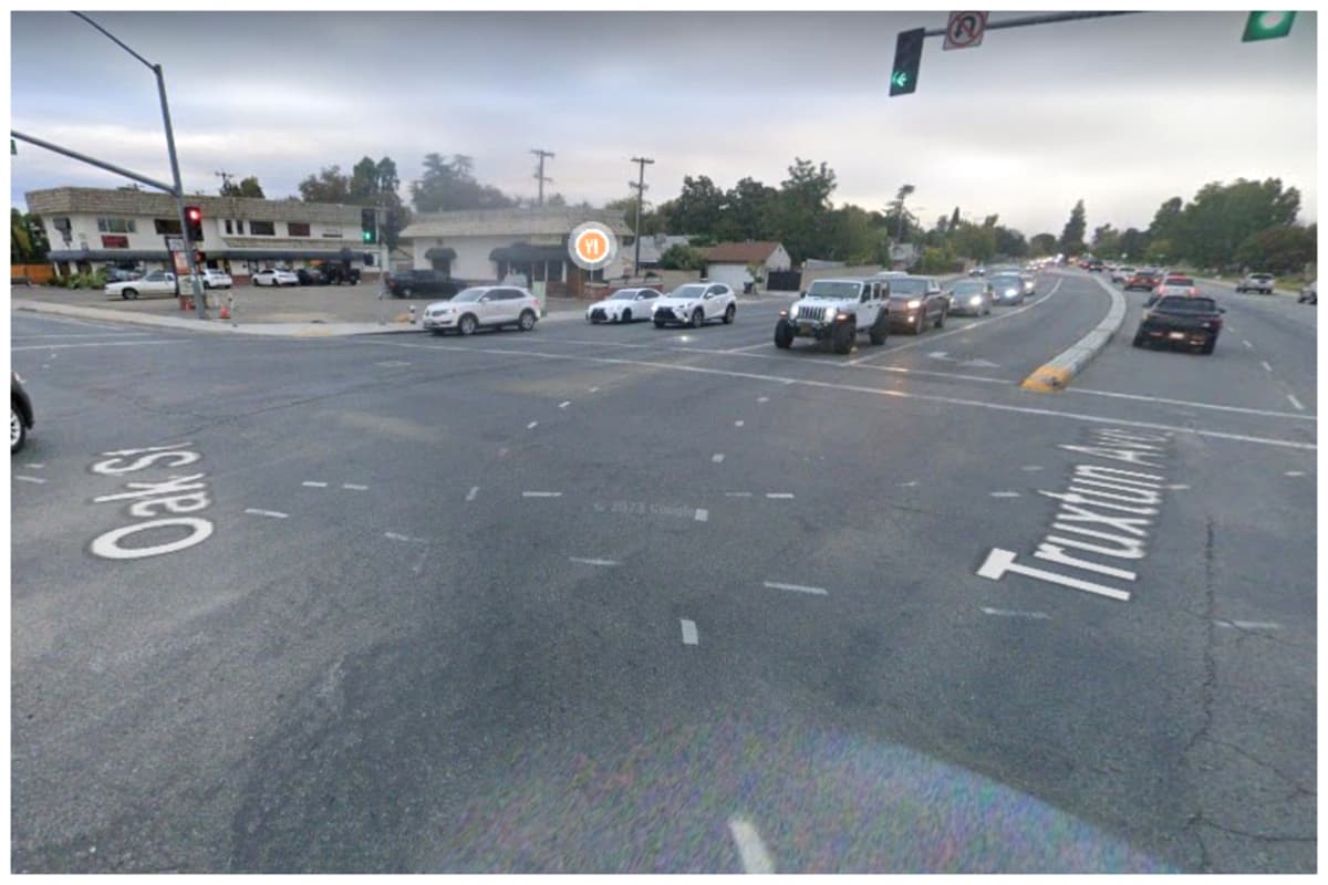 El accidente automovilístico se registró en la intersección de Truxtun Avenue y Oak Street en donde los dos pasajeros quedaron muy heridos.