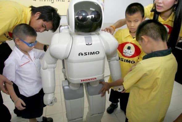 El humanoide de Honda también puede diferenciar las voces y rostros de hasta 3 personas que le hablen al mismo tiempo.