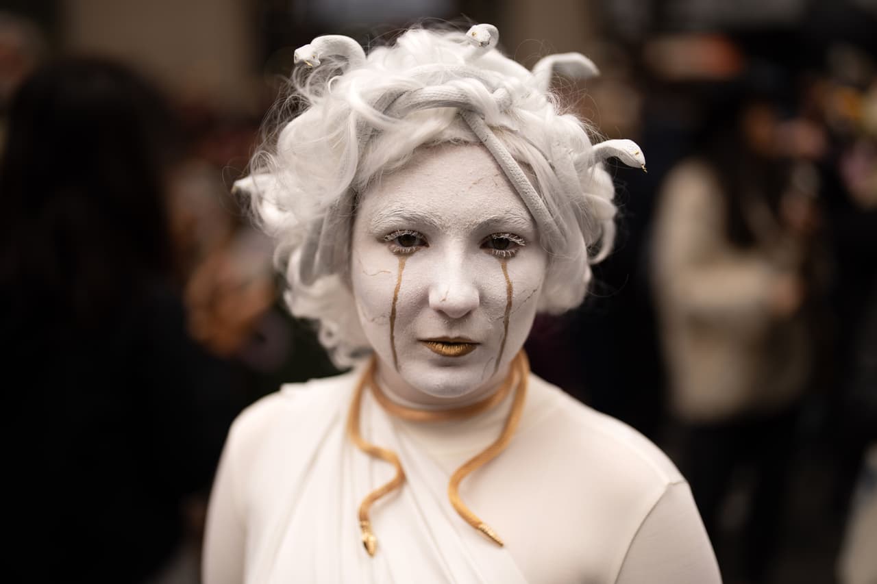 Viola Emerson, de 17 años, posa para una fotografía durante el Desfile de Sombreros de Pascua en la Quinta Avenida, el domingo 5 de abril de 2026, en Nueva York.