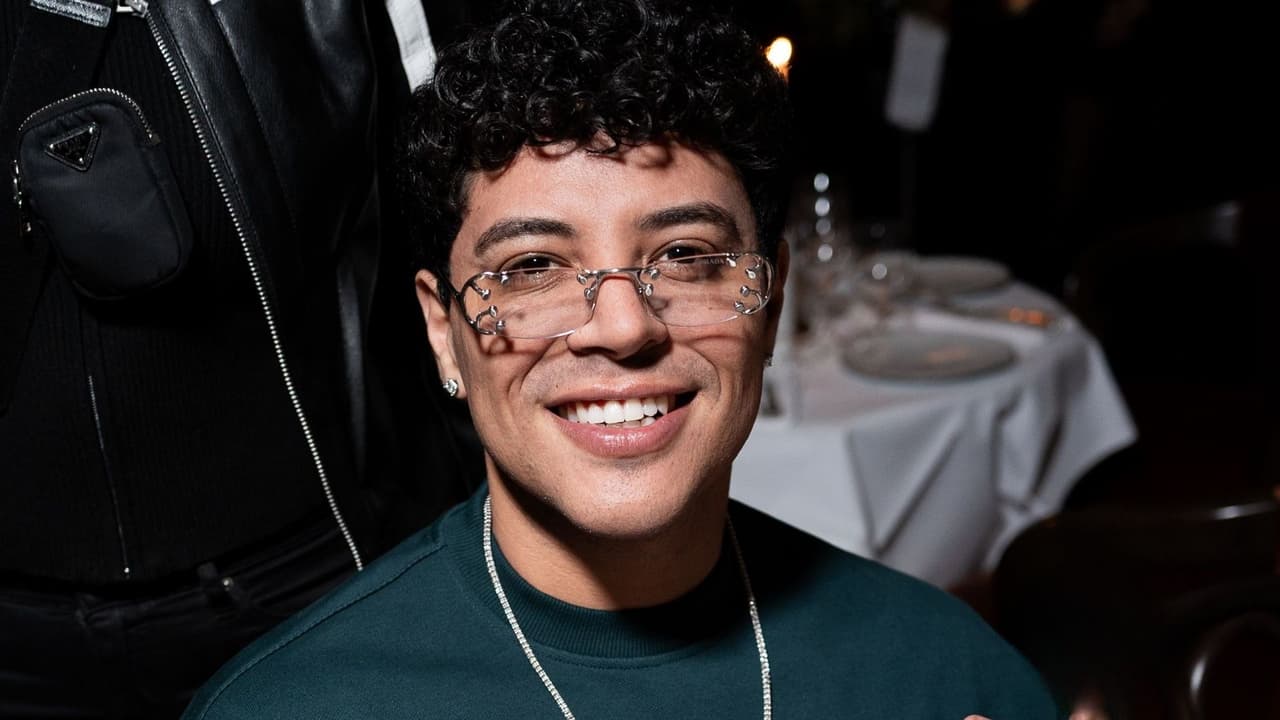 Eduin Caz responde a rumores de infidelidad con su esposa al lado