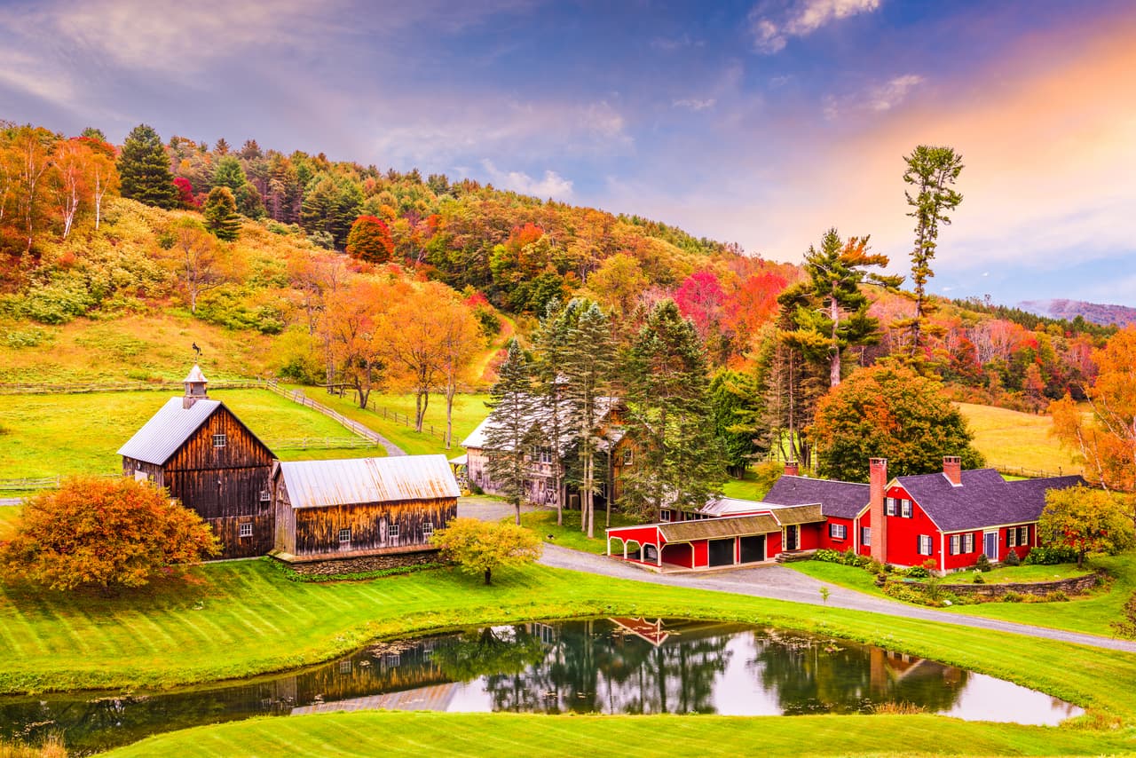 <b>Vermont.</b> Cualquier persona que viva en un condado con menos de 400 casos por millón de habitantes puede viajar a Vermont sin tener que ponerse en cuarentena. Los visitantes que vienen de estados con altas de infección tienen que ponerse en cuarentena o mostrar una prueba negativa. En Vermont hay 204 contagios de covid-19 por cada 100,000 habitantes.
<br>