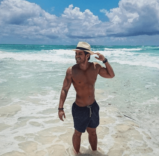 Además de los lentes de sol, Polo utiliza sombreros o gorras para no perder el estilo en la playa.
