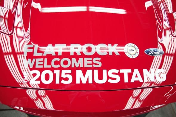 Ford inició la producción de la nueva generación del Mustang en la planta de Flat Rock, en el Estado de Michigan, Estados Unidos, este vehículo se comercializará en 120 países. Ford indicó que el inicio de la fabricación de la sexta generación de este vehículo representa un hito para la compañía y explicó que este auto se producirá también con volante a la derecha, lo que permitirá su venta en 25 mercados adicionales. En cuanto a precios, el Mustang 2015 se comercializará desde los $24,425 y hasta los $42,425 con tres diferentes motorizaciones. La versión base utilizará el V6 de 304 caballos de fuerza, pasando por el EcoBoost de cuatro cilindros con 314 para tener como tope de gama al GT con el motor V8 de 5.0 litros con 441 caballos de fuerza.