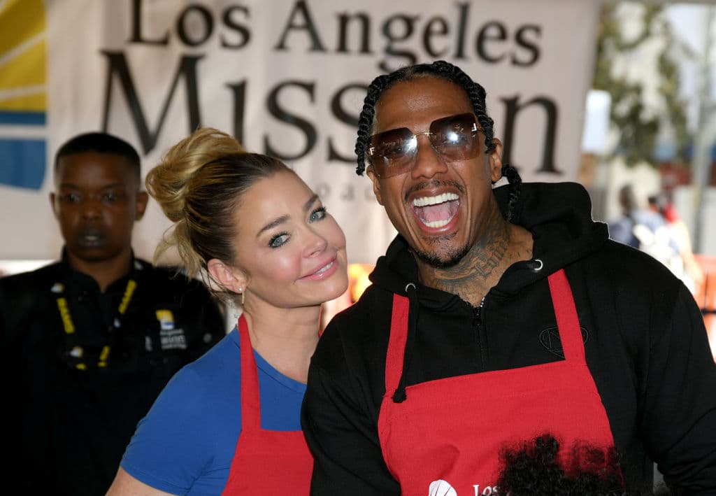 Durante los días previos y durante la festividad misma, se llevaron a cabo numerosos eventos destinados a garantizar que nadie pasara hambre en esta importante celebración. En la imagen aparecen Denise Richards y Nick Cannon.