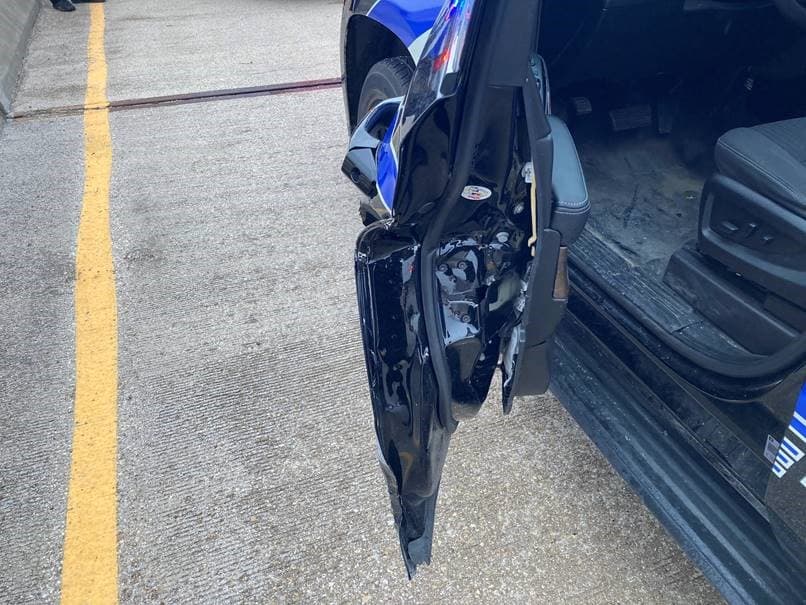 Según la página oficial de Twitter del departamento, el oficial logró ver que el auto se dirigía hacía el y pudo entrar inmediatamente a su camioneta para no se atropellado.