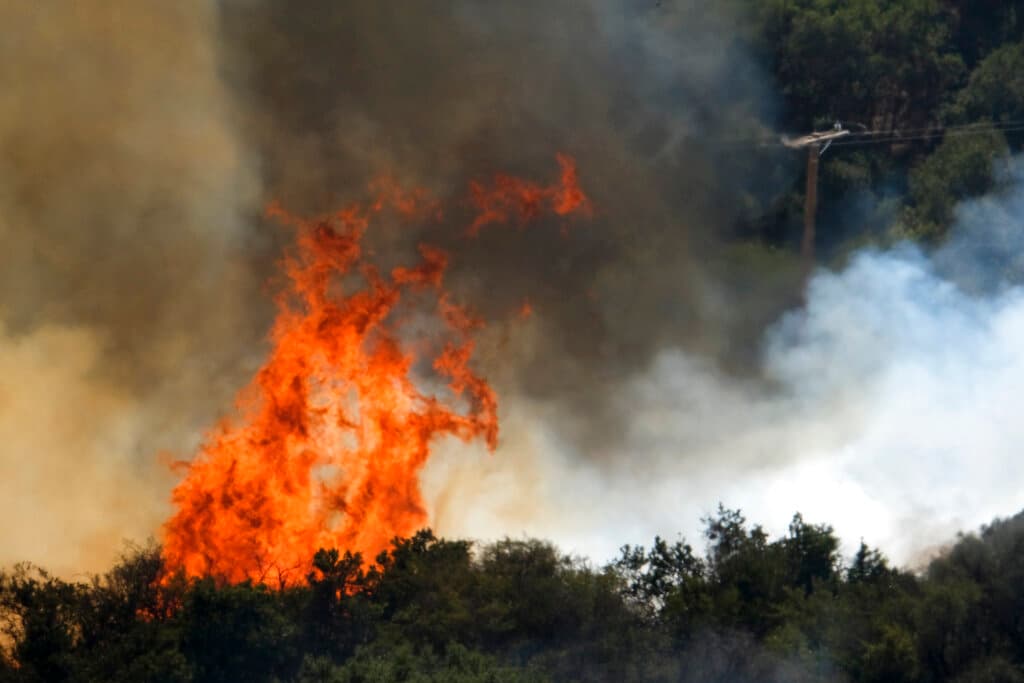 Los equipos de bomberos trabajan para proteger Rancho del Cielo, que una vez fue propiedad de Ronald y Nancy Reagan, conocida como la Casa Blanca Occidental durante su presidencia. Este rancho de 688 acres se encuentra en la cima de la cordillera.