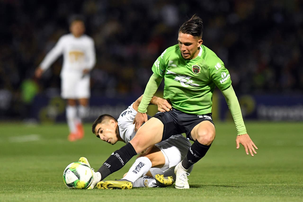 El partido fue avanzando y con el paso de los minutos más se desdibujaba Pumas. Se apreciaba nerviosismo en la banca de Bruno Marioni y los universitarios.