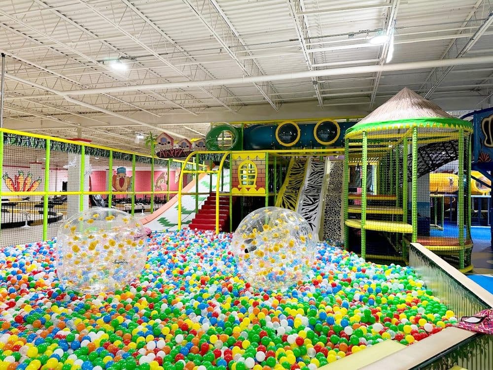 <b>Angel Island Fun Park</b>
<br>
<b>Dirección</b>: 3330 Westgate Dr. Durham, NC
<br>
<b>Teléfono</b>: (919) 808-5939
<br>
<b>Sitio web</b>:
<a href="https://angelislandusa.com/">https://angelislandusa.com/</a>
<br>
<b><a href="https://www.yelp.com/map/angel-island-fun-park-durham">Cómo llegar</a></b>
<br>
<br>Centro de diversiones para distintas edades que cuenta con patio de juegos, alberca de pelotas, resbaladillas, Go Karts, juegos de arcadia, realidad virtual y más.