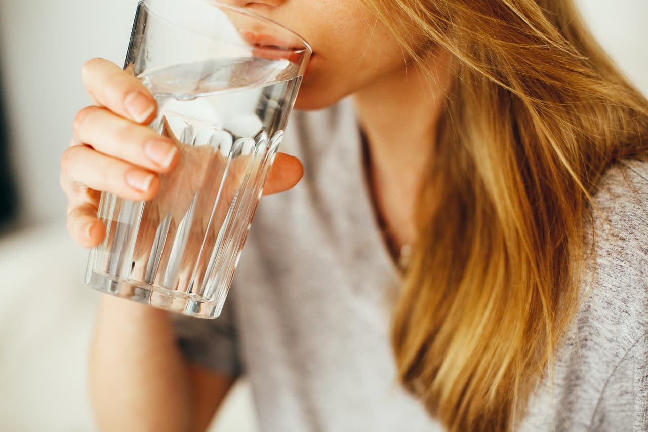 Las autoridades de salud recomiendan tomar mucha agua o líquidos sin alcohol. "Tu cuerpo necesita agua para mantenerse fresco. Bebe muchos líquidos incluso si no tiene sed", dice el Servicio Nacional de Meteorología.