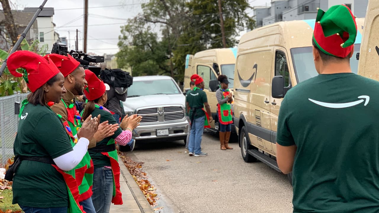 Un equipo navideño de Amazon llegó a las instalaciones de House of Tiny Treasures en Houston para llevar un poco de felicidad a decenas de niños.