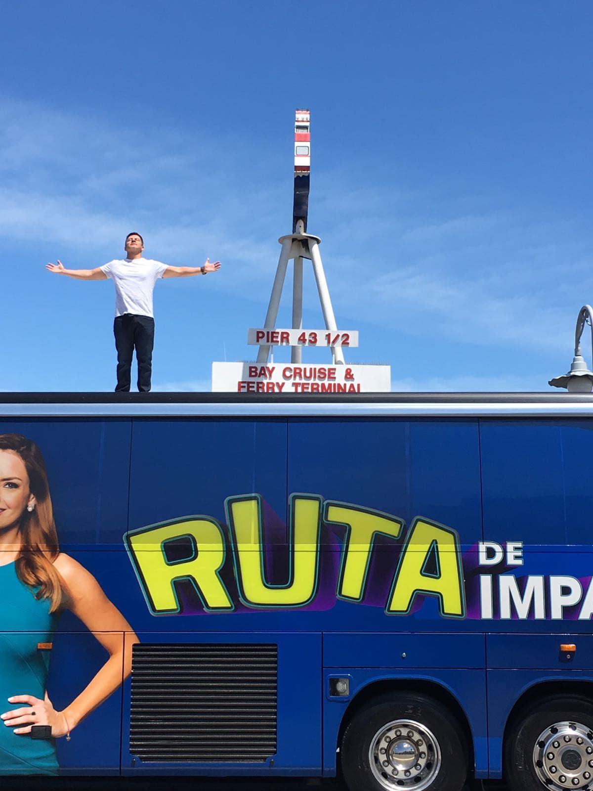 Marcelo, uno de nuestros técnicos, fue el primero en pisar el techo del autobús.