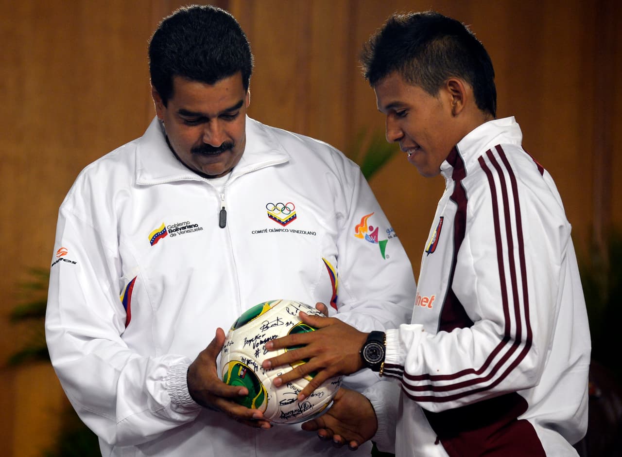 Nicolás Maduro es fanático del béisbol y, al igual que el fallecido Hugo Chávez, los únicos colores por los que hay amor en el fútbol son los de la vinotino de Venezuela.
