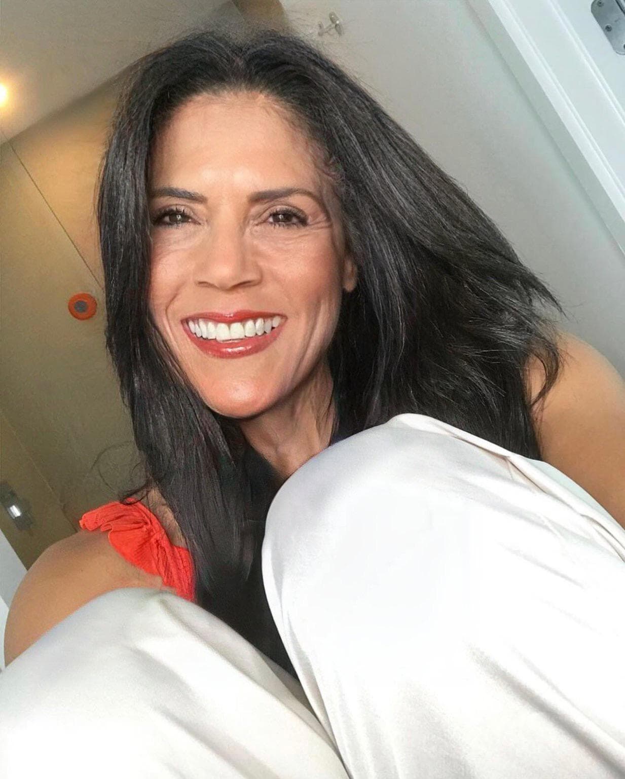 “Si mantengo la dentadura así, me doy por bien servida”, bromeó Francisca cuando vio la fotografía en la que muestra una gran sonrisa entre bolsas de los ojos y líneas de expresión.
<br>