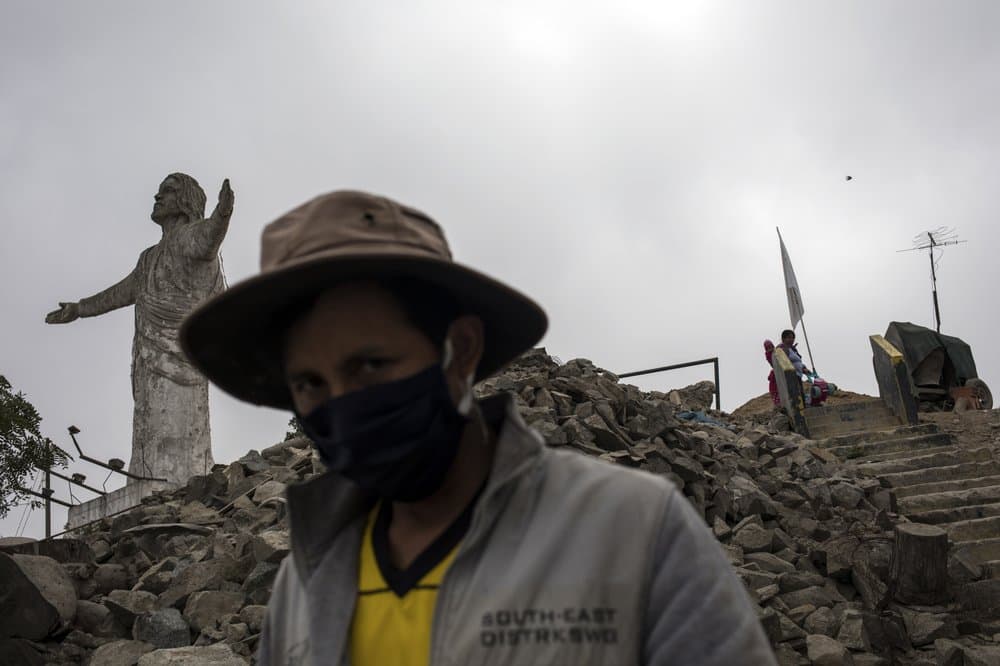 El presidente peruano, Martín Vizcarra, ha dicho que la pandemia ha revelado la debilidad del sistema peruano, que lideró a América Latina en crecimiento económico durante décadas, 
<b>pero que tiene una de las redes de seguridad social más débiles de la región.</b> "Estamos lejos de ser un ejemplo de eficiencia como estado", dijo el pasado lunes. "Tenemos tantas fallas, tantos problemas".
<br>
<br>La precariedad es tal que muchos barrios han colocado una bandera blanca para indicar una necesidad urgente de alimentos, como la puesta cerca a un monumento al cristo redentor dentro de Nueva Esperanza.
<br>