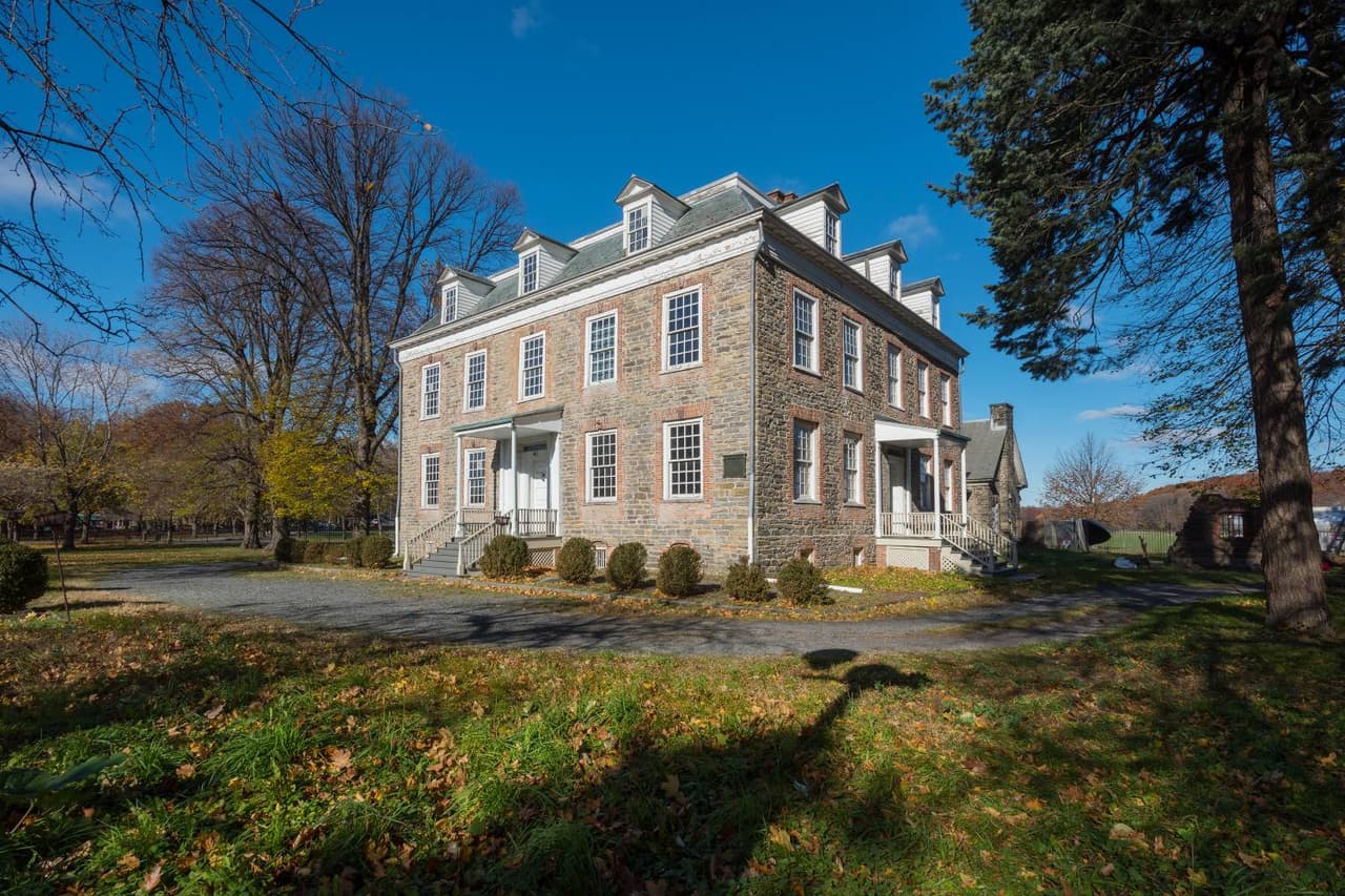 <b>Van Cortlandt House Museum (Bronx, 1748)</b>
<br>
<br>Esta casa en El Bronx fue un sitio clave durante la revolución de EE. UU. y también fue hospedada por figuras como Lafayette y George Washington. Hoy en día se pueden hacer tours por la casa y el jardín.