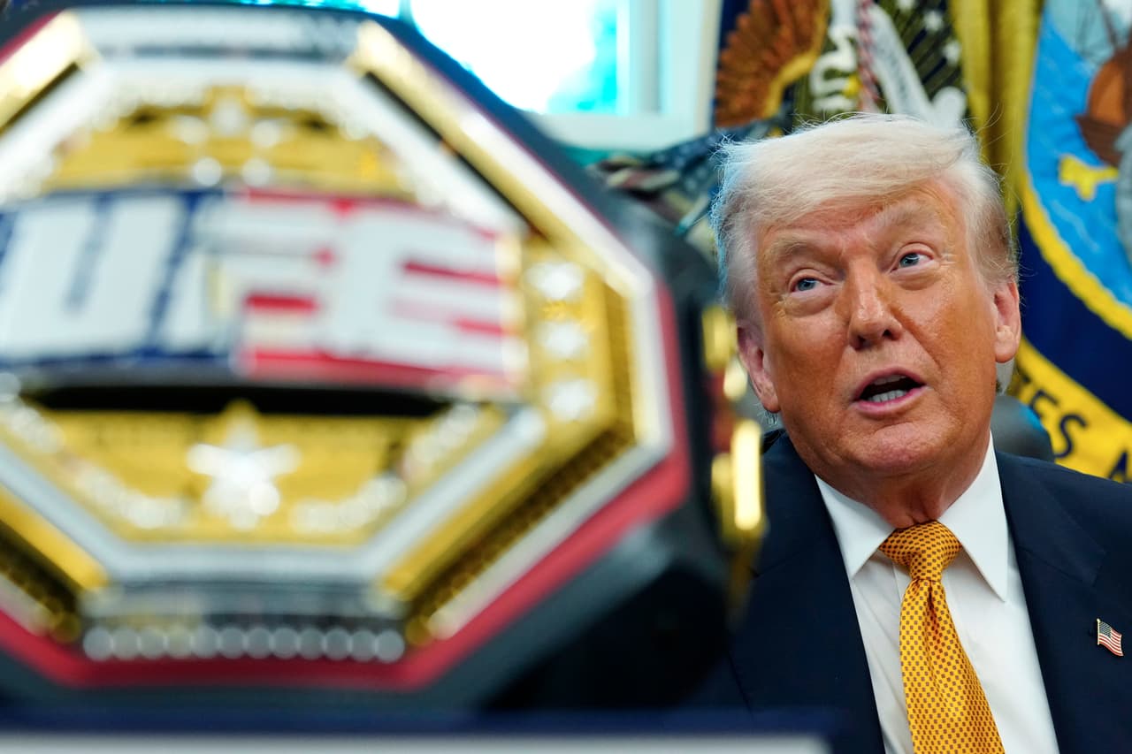 Donald Trump junto a un cinturón de campeonato de UFC. El mandatario mantiene una estrecha relación con la organización de artes marciales mixtas y suele asistir a sus principales eventos.