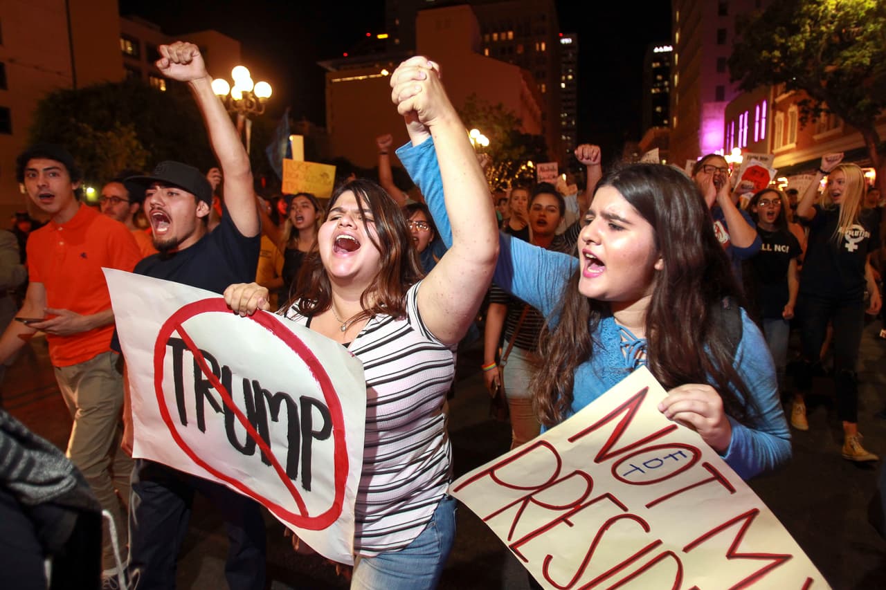 <b>San Diego.</b> Al otro lado del país, una protesta contra el presidente electo en la fronteriza San Diego, California.