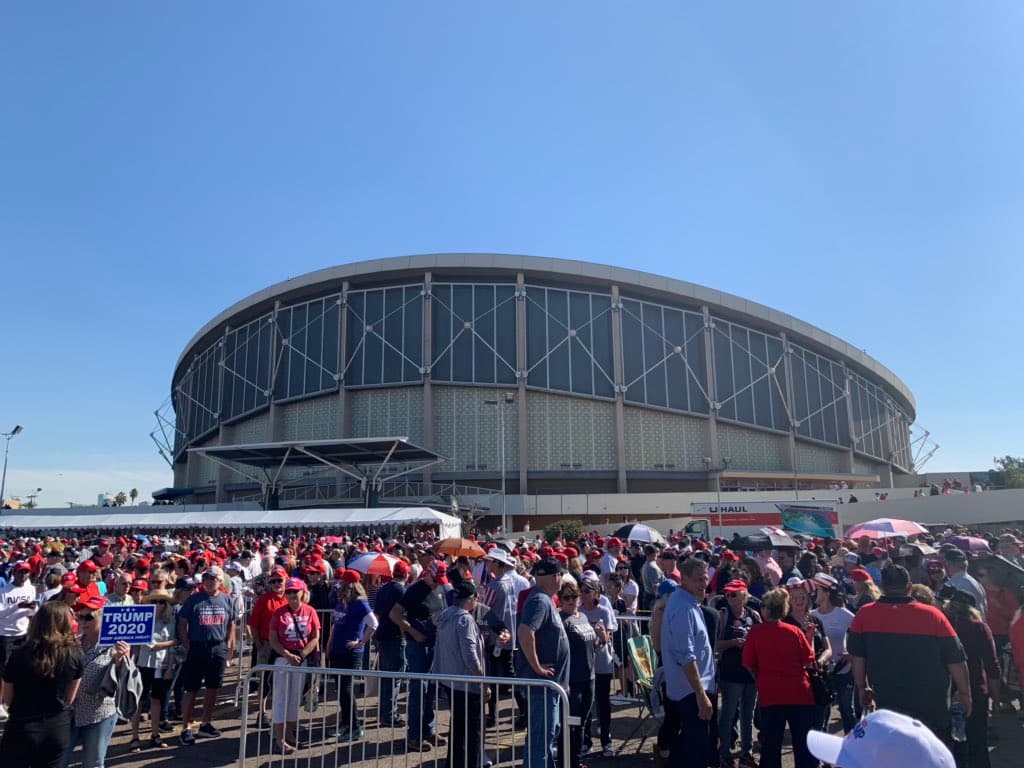 Largas filas de simpatizantes de Trump esperaron su llegada en Phoenix el 19 de febrero.
<br>