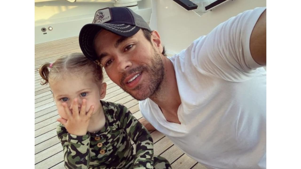 Enrique Iglesias y su hija menor